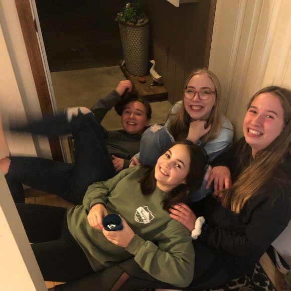 Meet your Posher, Makena - Picture 5 of 5